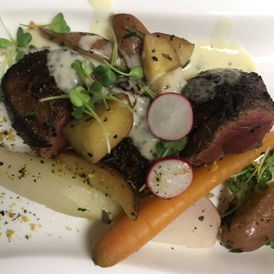 Tournedos met groenten op een bord bij 't Opkikkertje