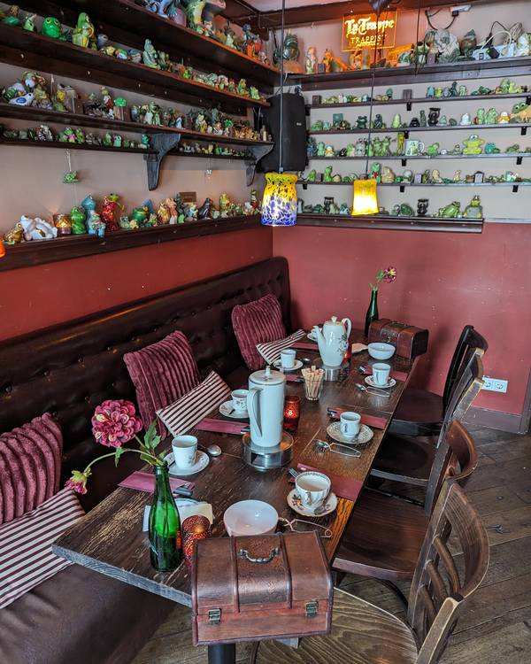 Gedekte tafel tussen de kikkerverzameling